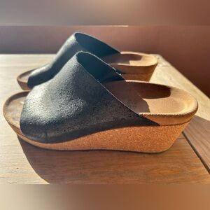 VGUC black/dark gray metallic Papillio wedges.